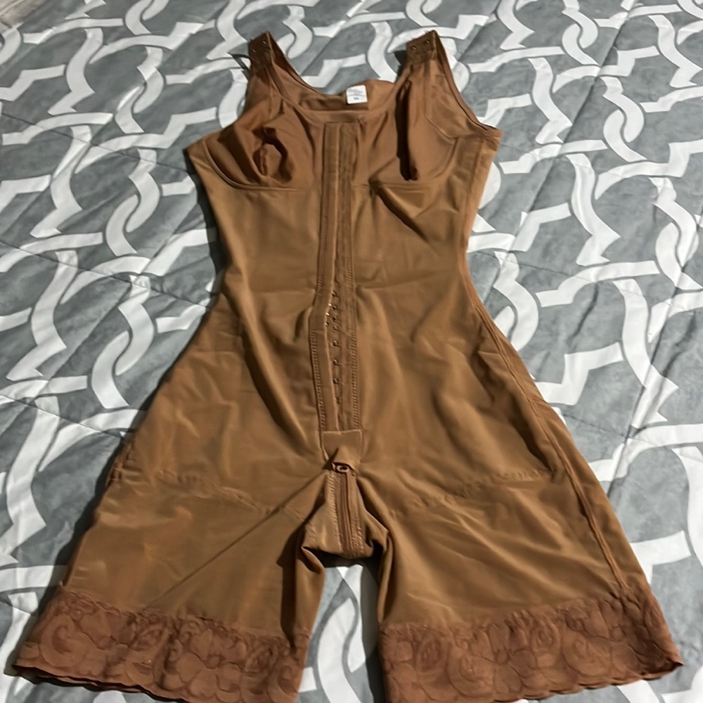 Brand new body shaper size Xs color caramel with zipper in the bottom 21 clips